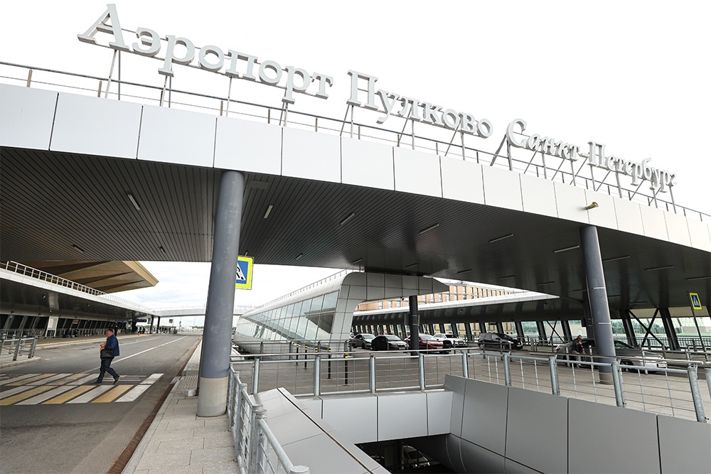    Бесплатно покурить перед вылетом из Санкт-Петербурга теперь можно только на улице. / Александр Демьянчук / ТАСС