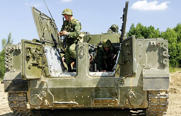 Процесс высадки десанта из БМП-3. Для выхода из машины необходимо перелезть через двигатель