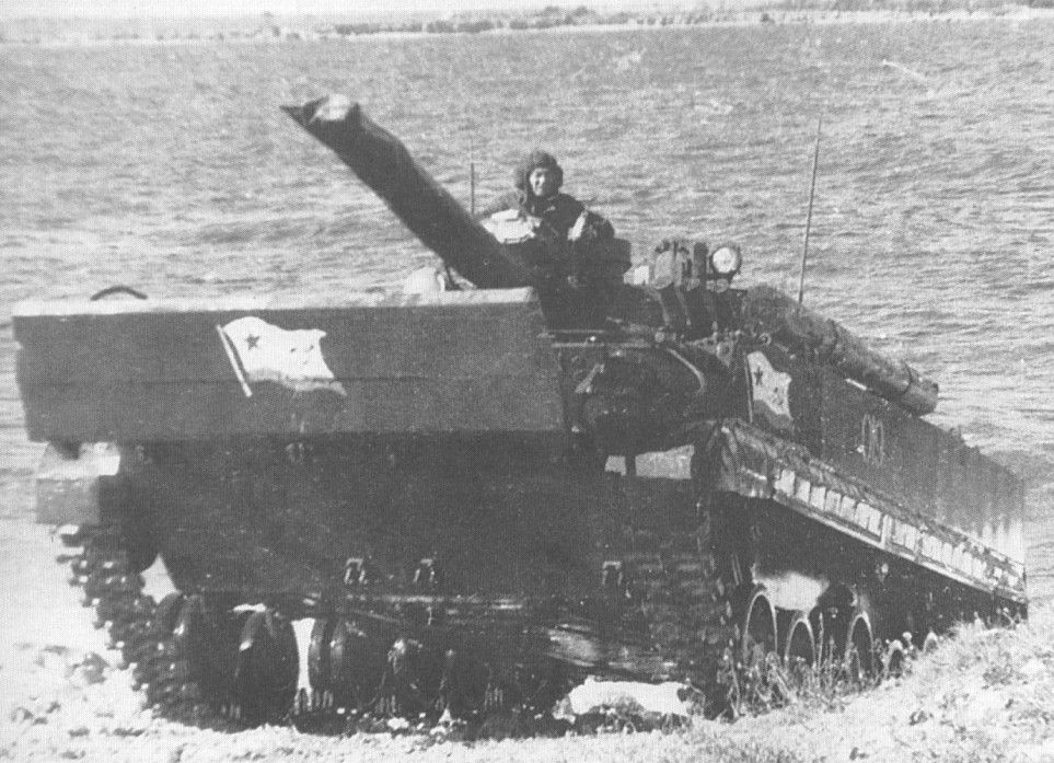 БМП-3 во время испытаний на плавучесть в Крыму