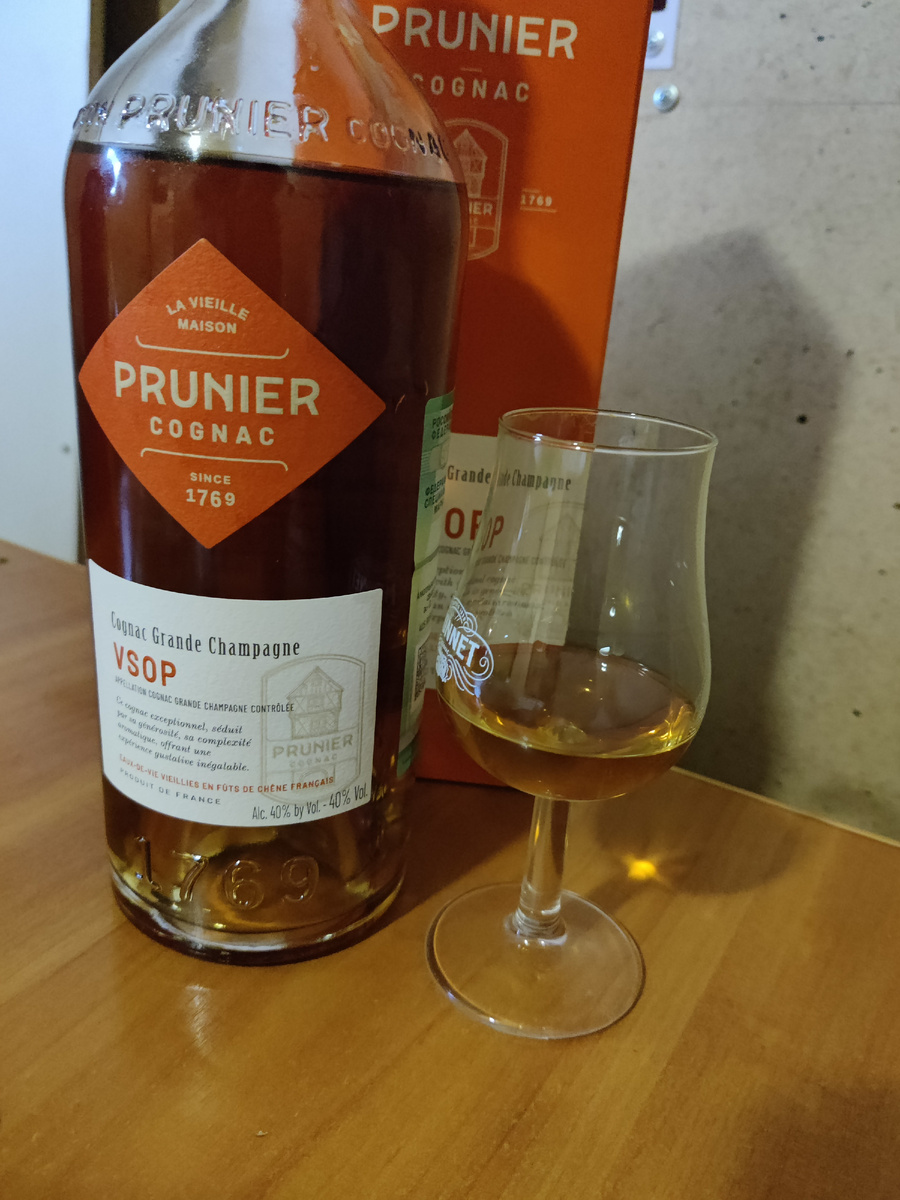 Светло янтарный цвет коньяка и лаконичная этикетка.