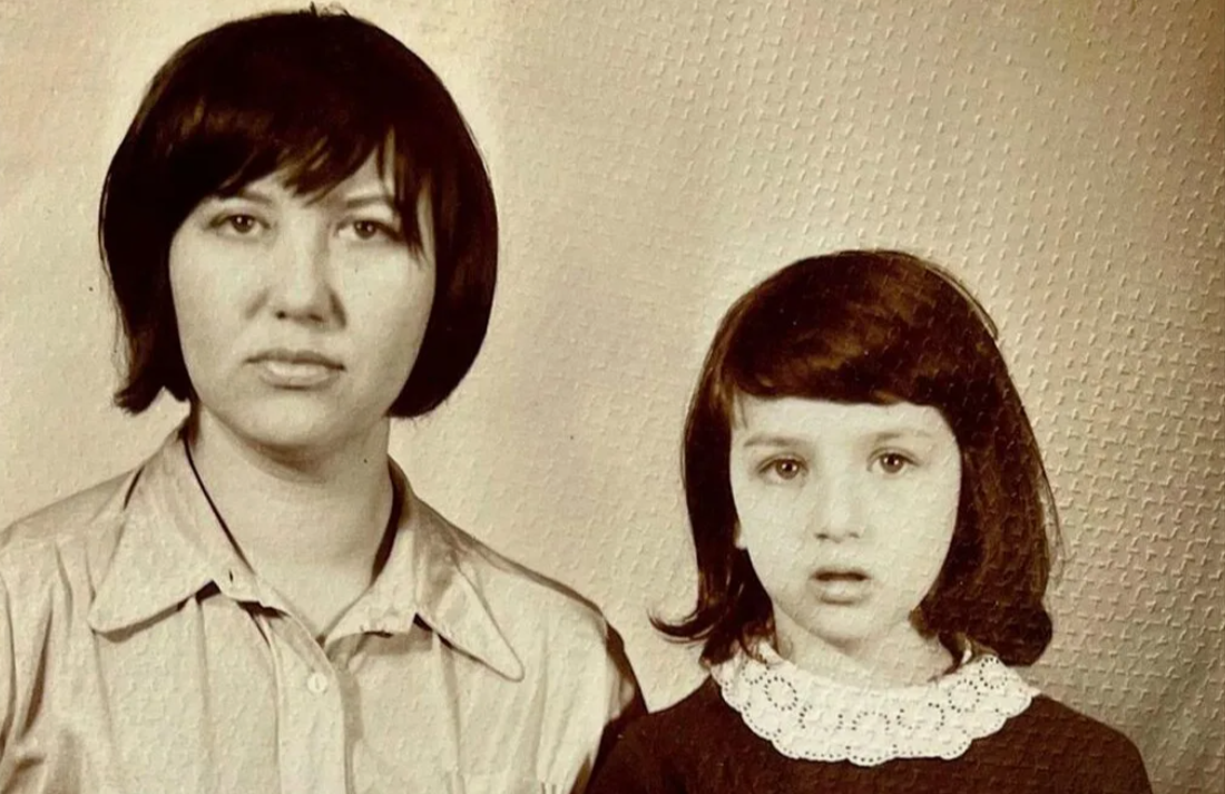 Маленькая Алика с мамой