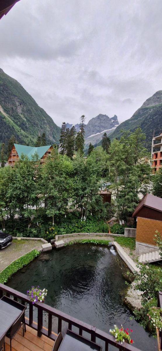 Фото автора. Домбай, вид с балкона.