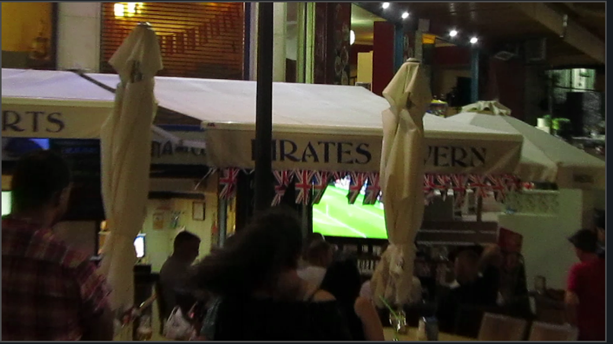 Такую картину можно было наблюдать каждый вечер практически в любом баре Бенидорма.