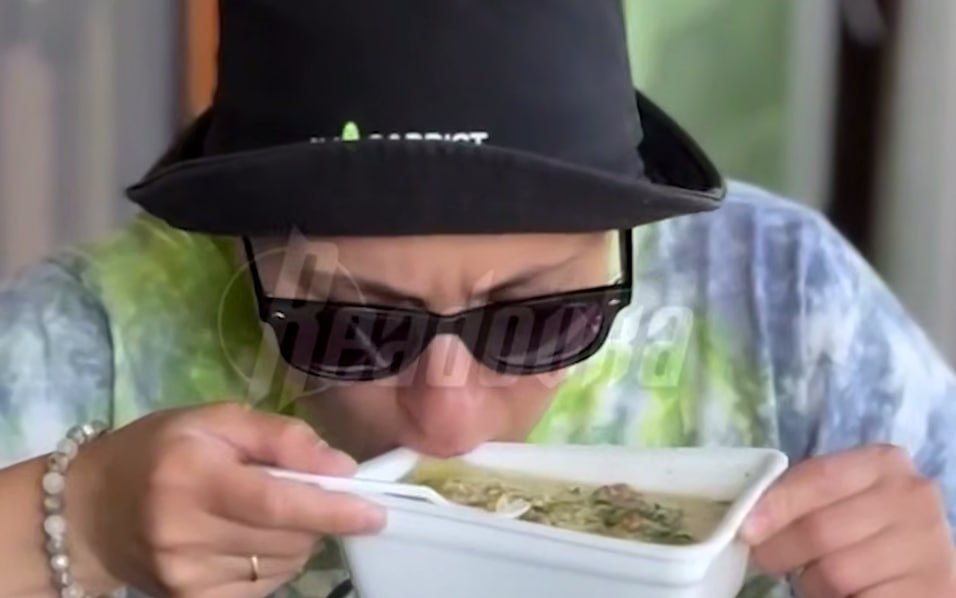 Флешмоб с лапшой устроили в Абхазии. Скрин видео Readovka