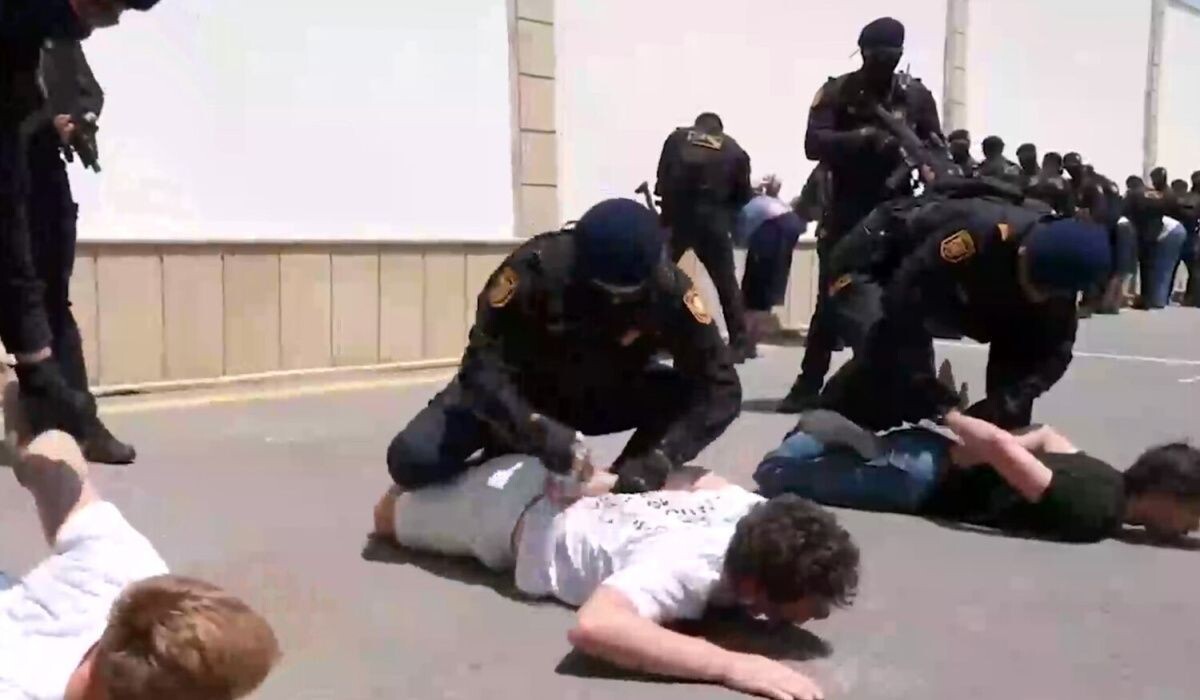     Полиция Азербайджана задерживает русских. Источник: Report RU / Telegram Автор фото: Кадр из видео