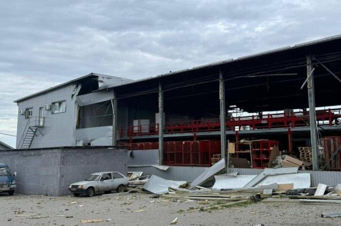 В ночь на 2 июля нанесён ракетный удар по одному из складских терминалов логистической компании «Новая почта» в районе Славянска. По предварительным данным, поражён грузовой терминал, ранее использовавшийся как логистическая точка для снабжения частей ВСУ FPV-дронами, запчастями и аккумуляторами, источник Телеграм-канал Военная хроника