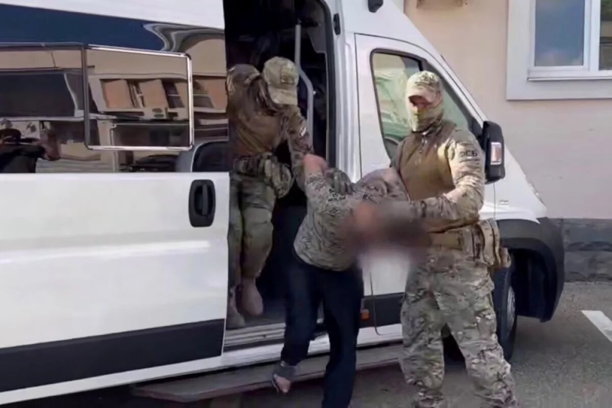    Подозреваемого задержали сотрудники ФСБ.