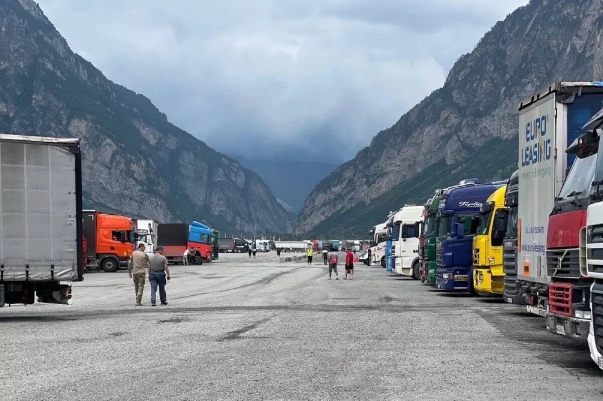    В очередях порой приходится стоять по несколько часов.