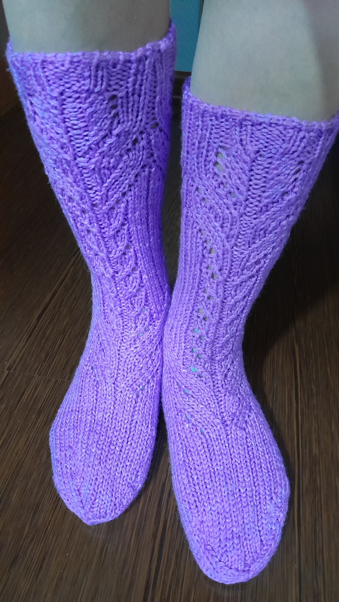 Эта парочка носочков связалась для СП носочный календарь, почти гольфы, пряжа " водопад" с подмотом,весят носочки 113 гр.