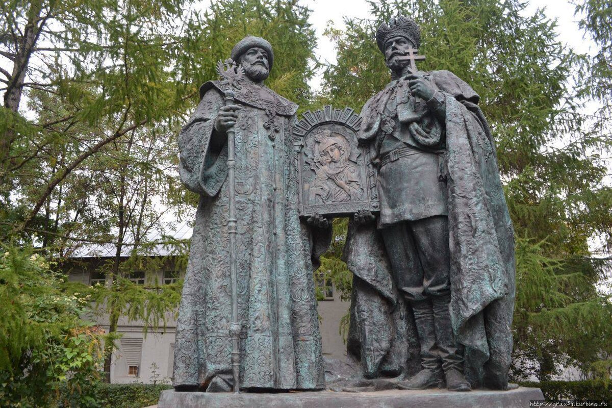 Памятник 400-летию Романовых в Новоспасском монастыре 
