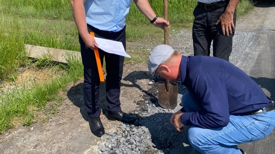 В ТРЁХ СЕЛАХ РЕМОНТИРУЮТ ДОРОГИ