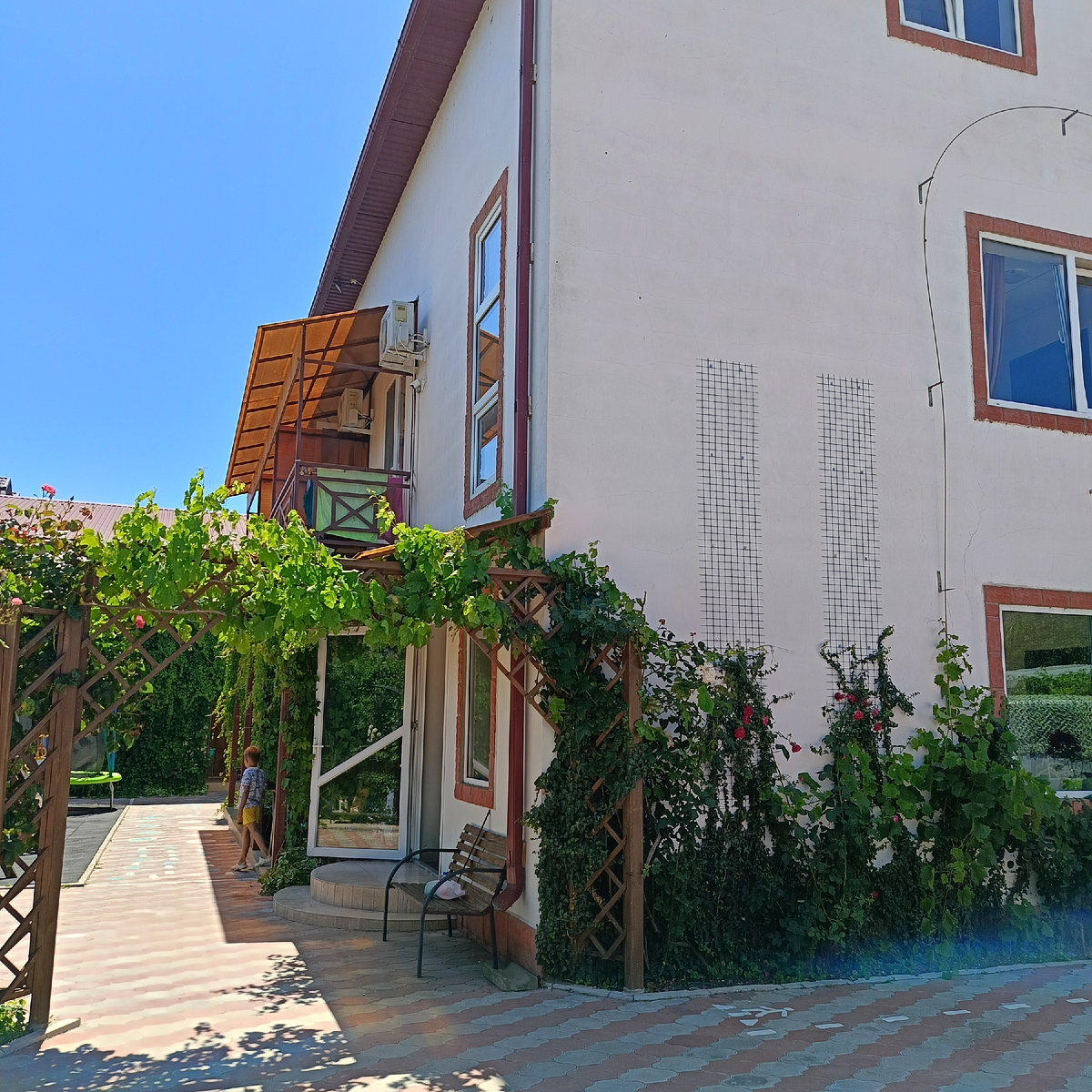 Центральный вход. У гостевого дома полностью закрытая территория. Все что на фото уже находится на территории. Фото автора. 