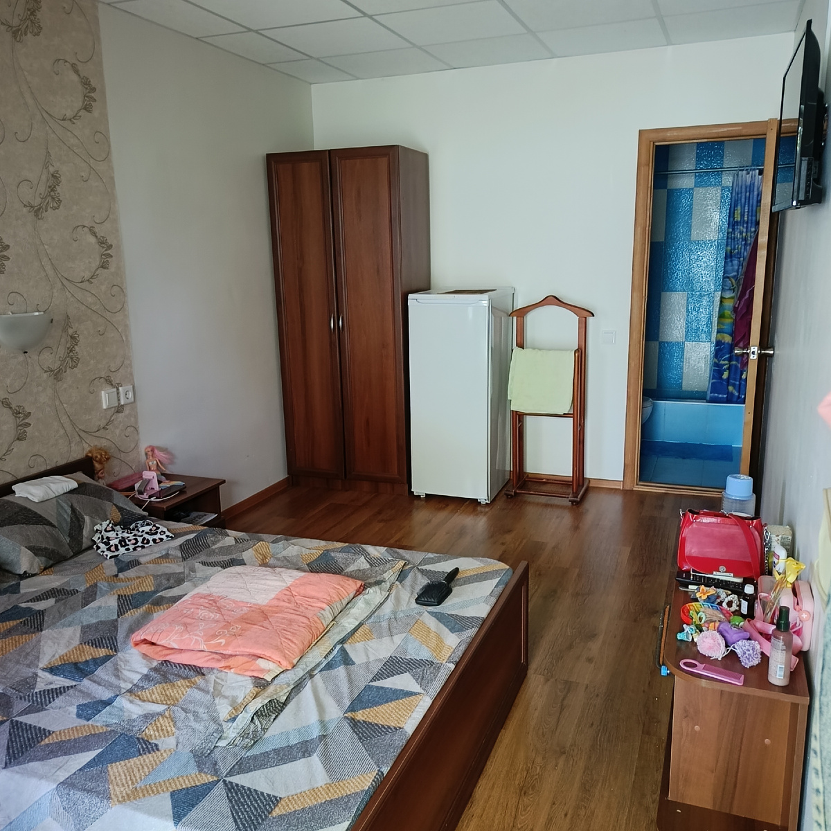 Вот что мы получили за 2800 рублей в сутки. Очень достойно. Здесь мы уже обжились.Фото автора.