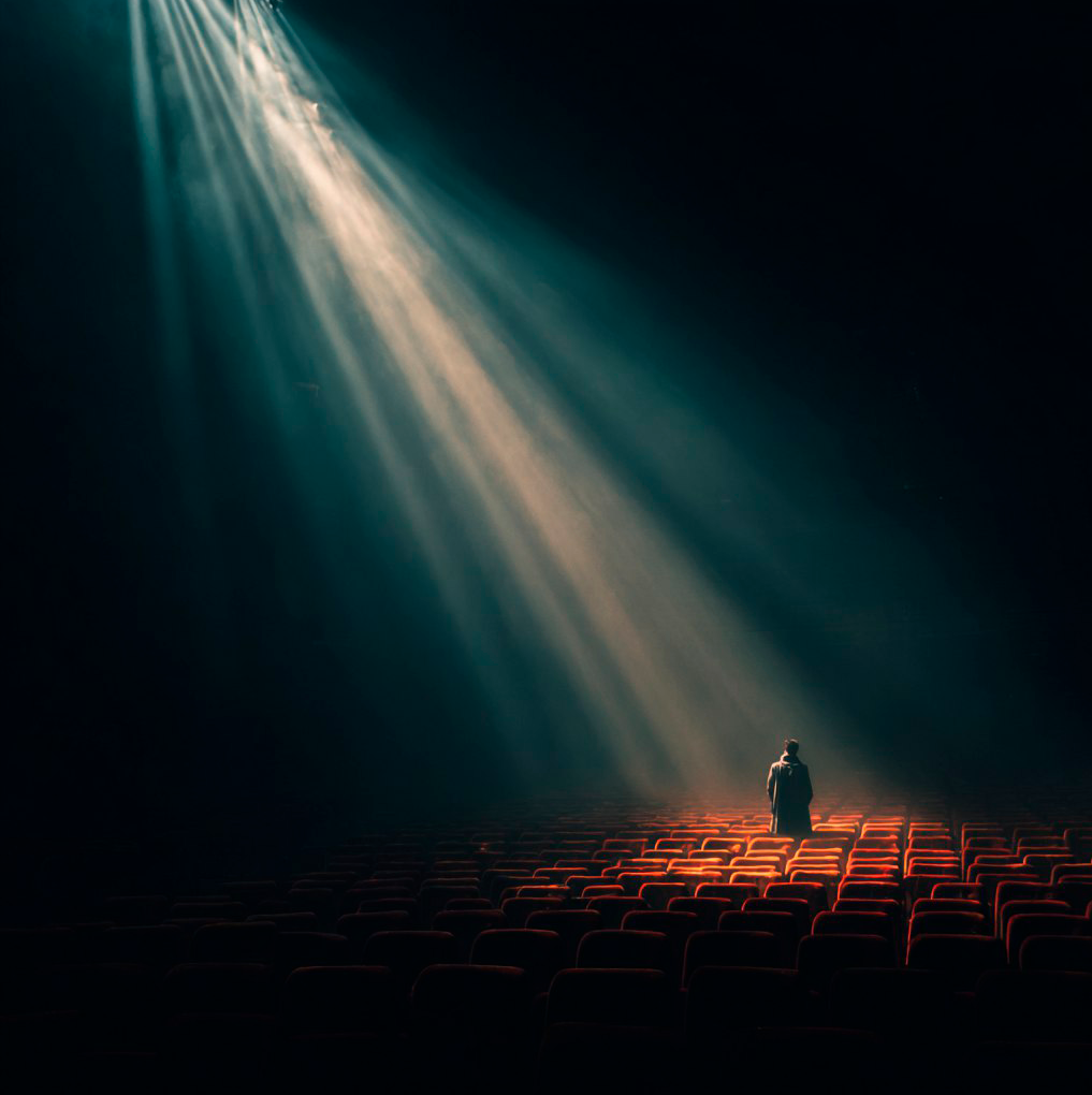 Представьте, что вы долгое время находитесь в темной комнате. Вы привыкли к полумраку, научились ориентироваться по смутным очертаниям предметов, возможно, даже убедили себя, что вам так комфортно. Но что, если однажды кто-то предложит вам включить свет? Первый порыв может быть – зажмуриться, отказаться, ведь яркий свет может ослепить, показать то, чего вы не хотите видеть. Но только при свете можно разглядеть истинное положение вещей, увидеть детали, которые были скрыты во тьме. Первый шаг на пути к освобождению от токсичных отношений – это именно такой момент: решение включить свет и перестать отрицать наличие проблемы. Это позволить себе роскошь увидеть правду, какой бы она ни была.