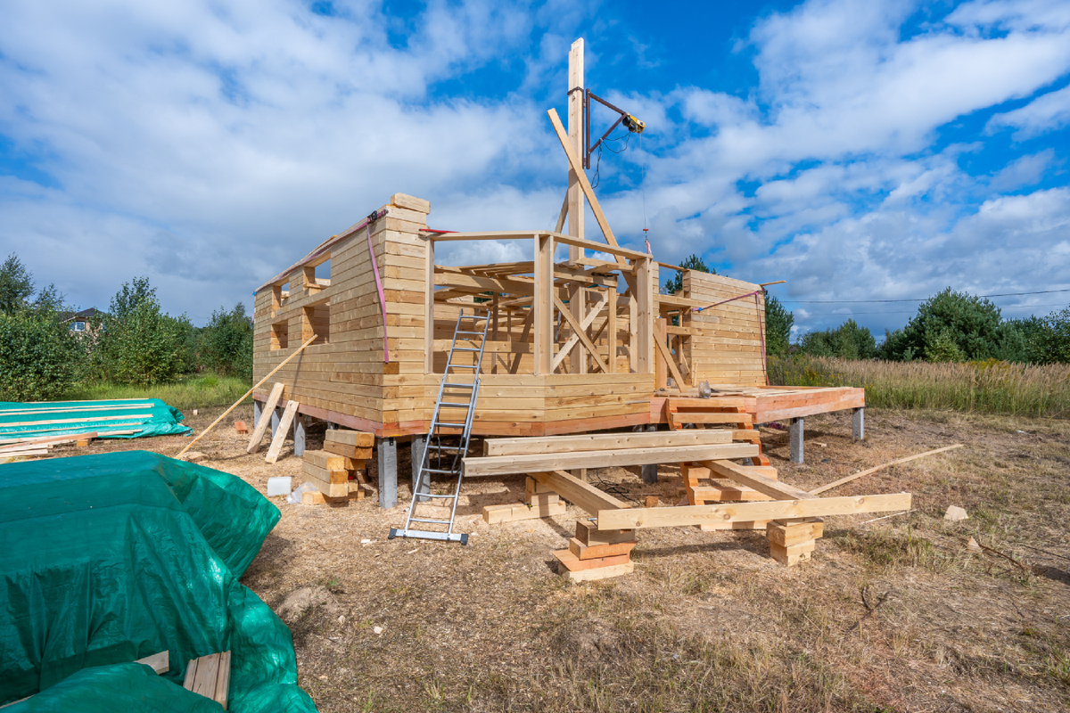 Уже можно увидеть очертания дома. Я с диким удовольствием лазила по всем этим балкам. Под присмотром строителей, конечно!