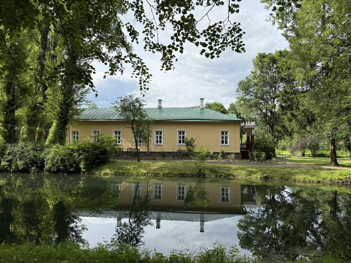 Восстановленный главный дом усадьбы Мелихово.