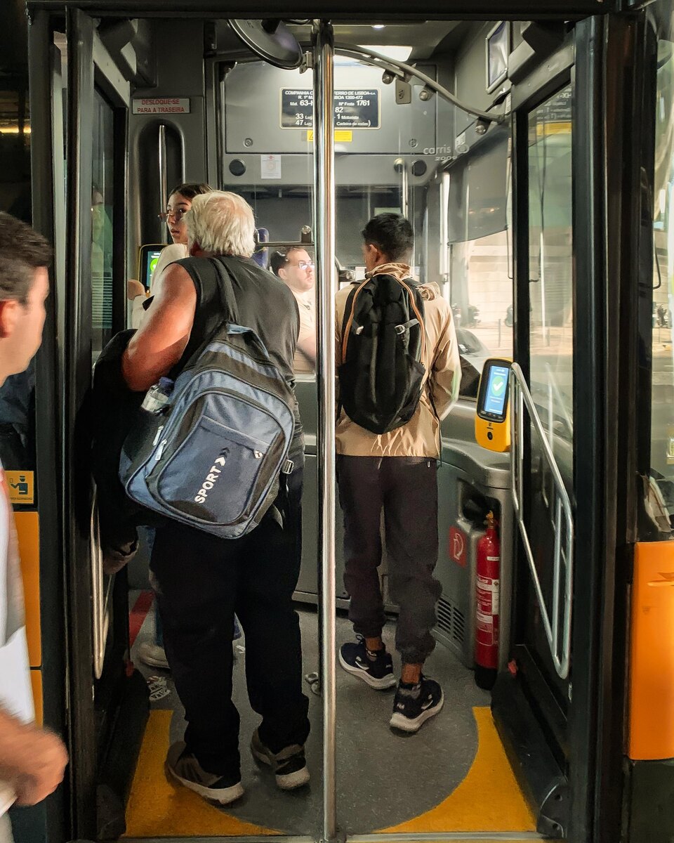 Внутри автобуса: жизнь кипит, валидатор терпит.