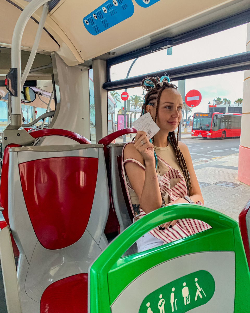 Юля ещё не знает, что мы едем в минус.
Автобус — вперёд, баланс — вниз. 😎💳