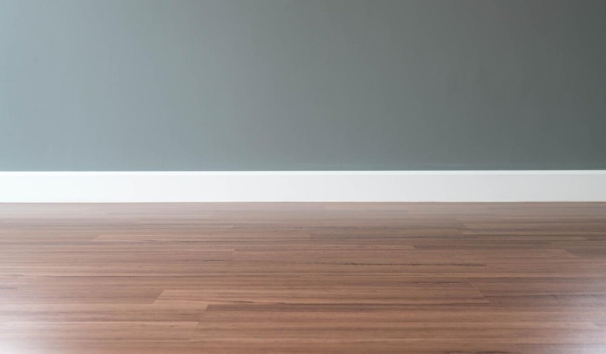     Плинтус в цвет пола или стен: что выбрать для современного интерьера