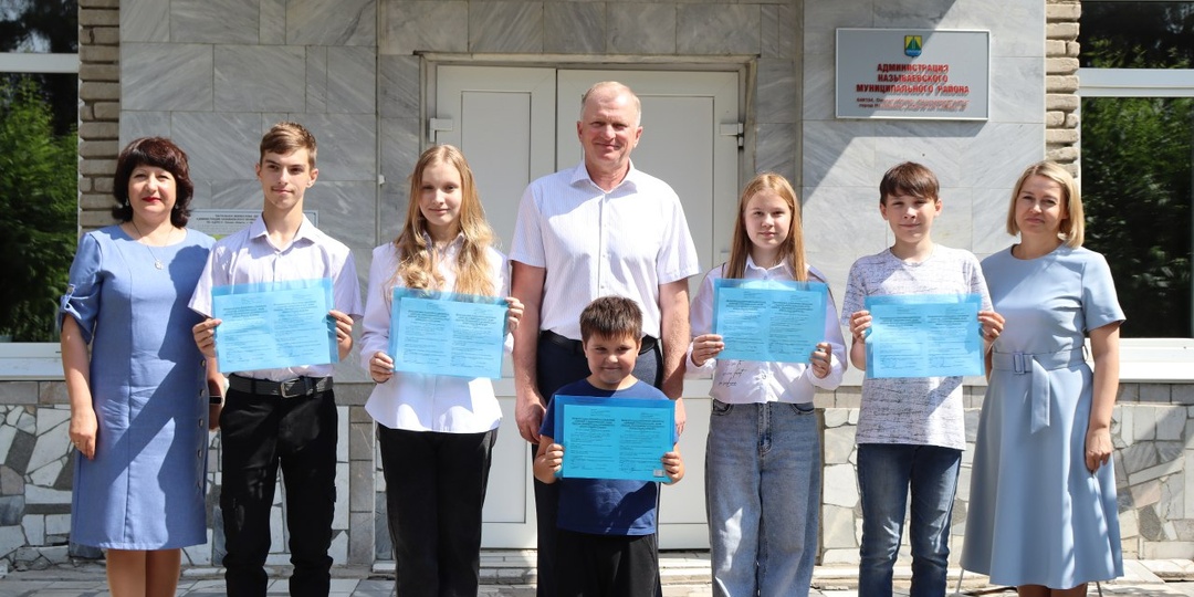 ГЛАВА НАЗЫВАЕВСКОГО РАЙОНА СЕРГЕЙ ДОЦЕНКО ВРУЧИЛ ПЯТЕРЫМ ШКОЛЬНИКАМ БЕСПЛАТНЫЕ ПУТЁВКИ В ЛАГЕРЬ «БЕРЁЗКА»