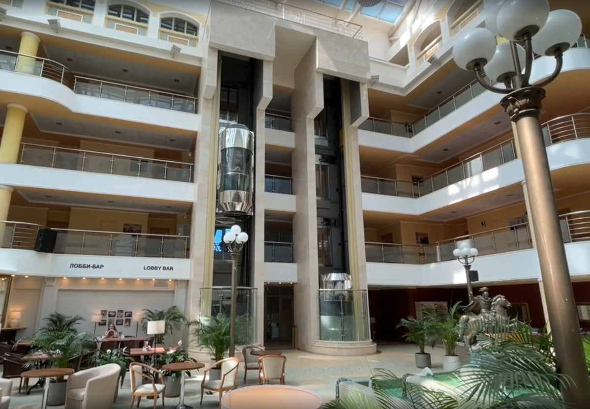 Вид с первого этажа. Здесь также можно найти сувенирную лавку (справа на фото). Фото: Михаил Лайф Влог