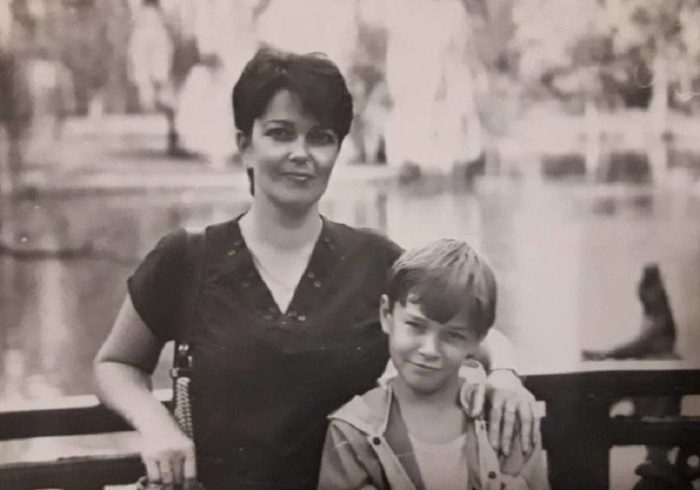 Максим Матвеев в детстве с мамой