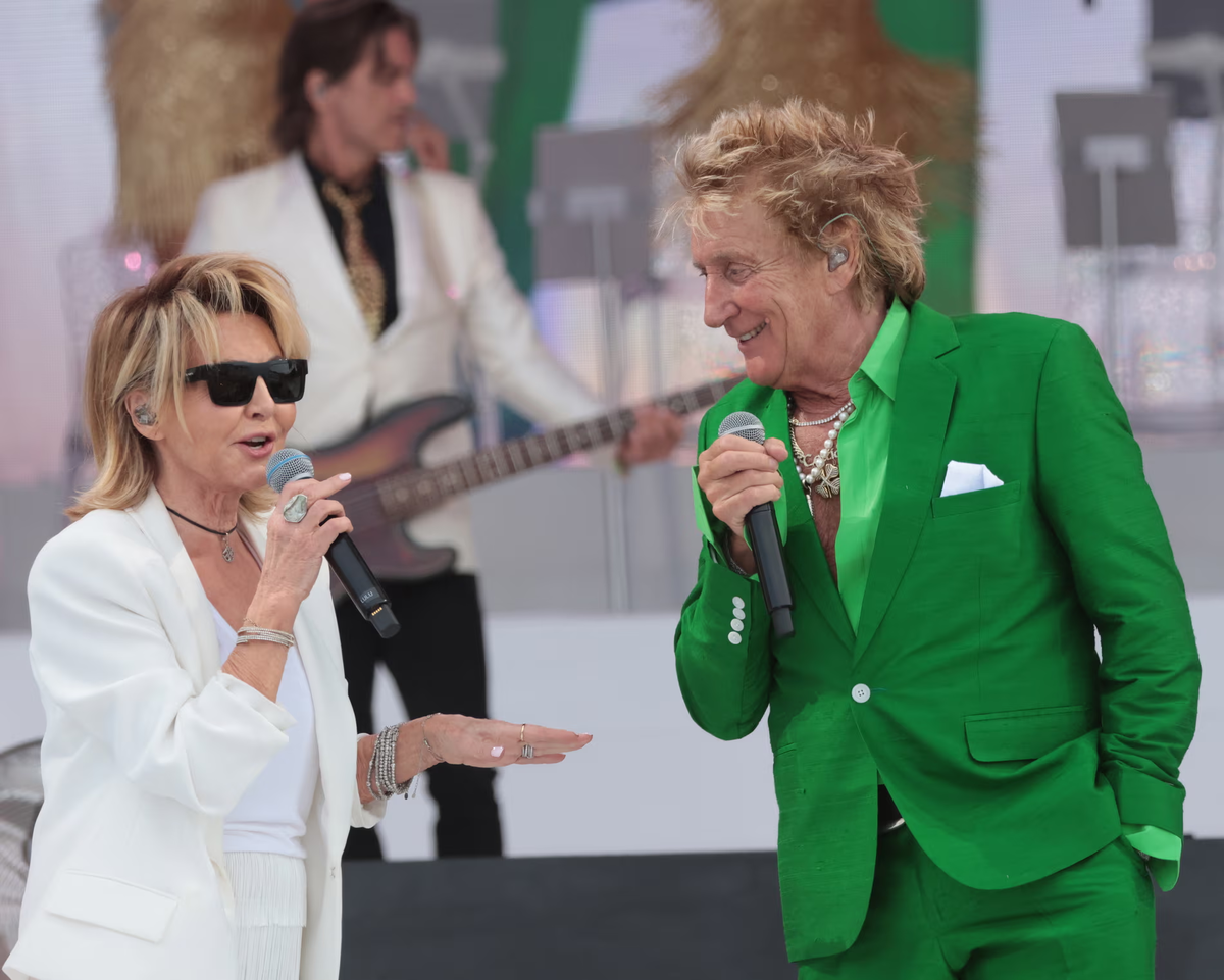 Род Стюарт вместе с Лулу выступает на фестивале Гластонбери 29 июня 2025 года. Фото: Хьюго Филпотт/UPI/Shutterstock