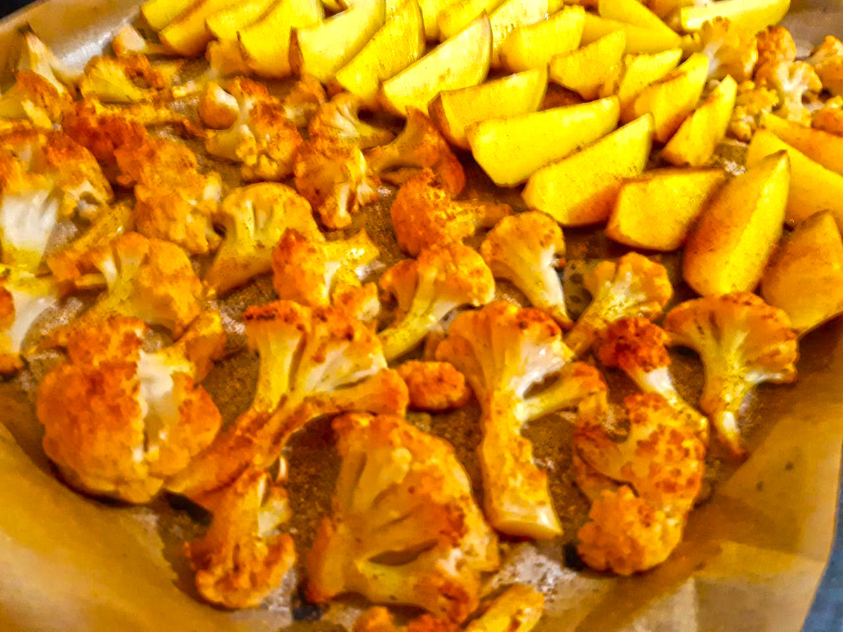 Можно запекать одновременно с другими овощами и картошкой