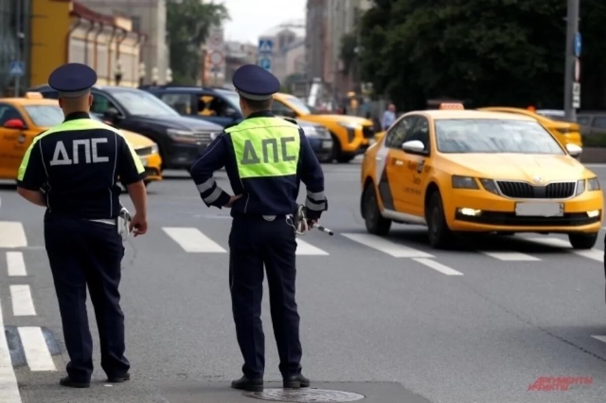    В Петербурге отложили принятие запрета на работу мигрантов в такси