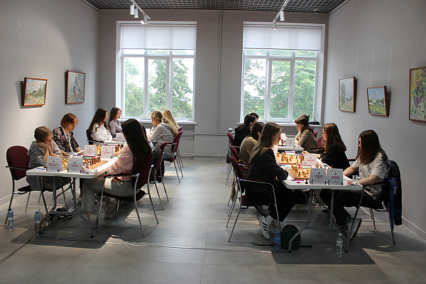    Картины на стенах - привычные атрибуты шахматных баталий на высшем уровне