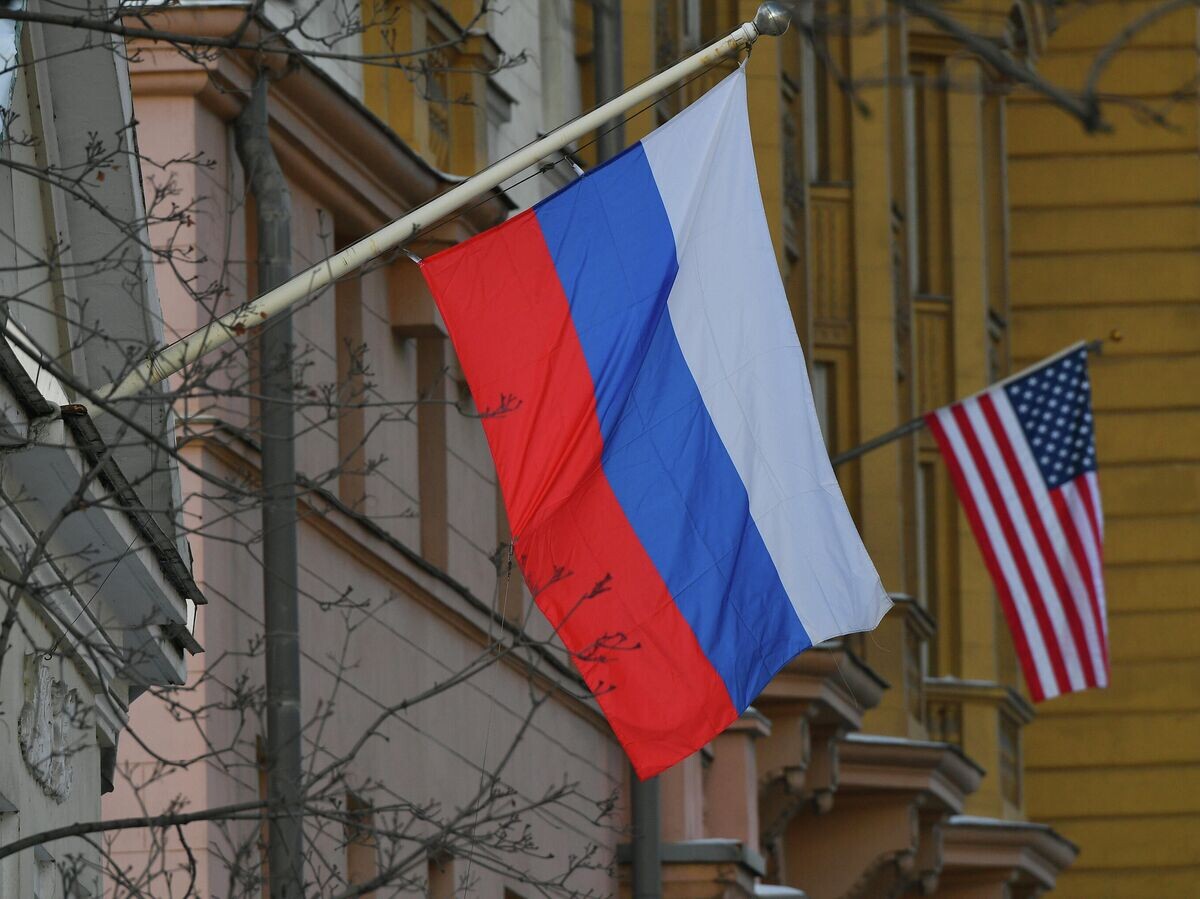    Государственные флаги России и США у американского посольства в Москве© РИА Новости / Максим Блинов