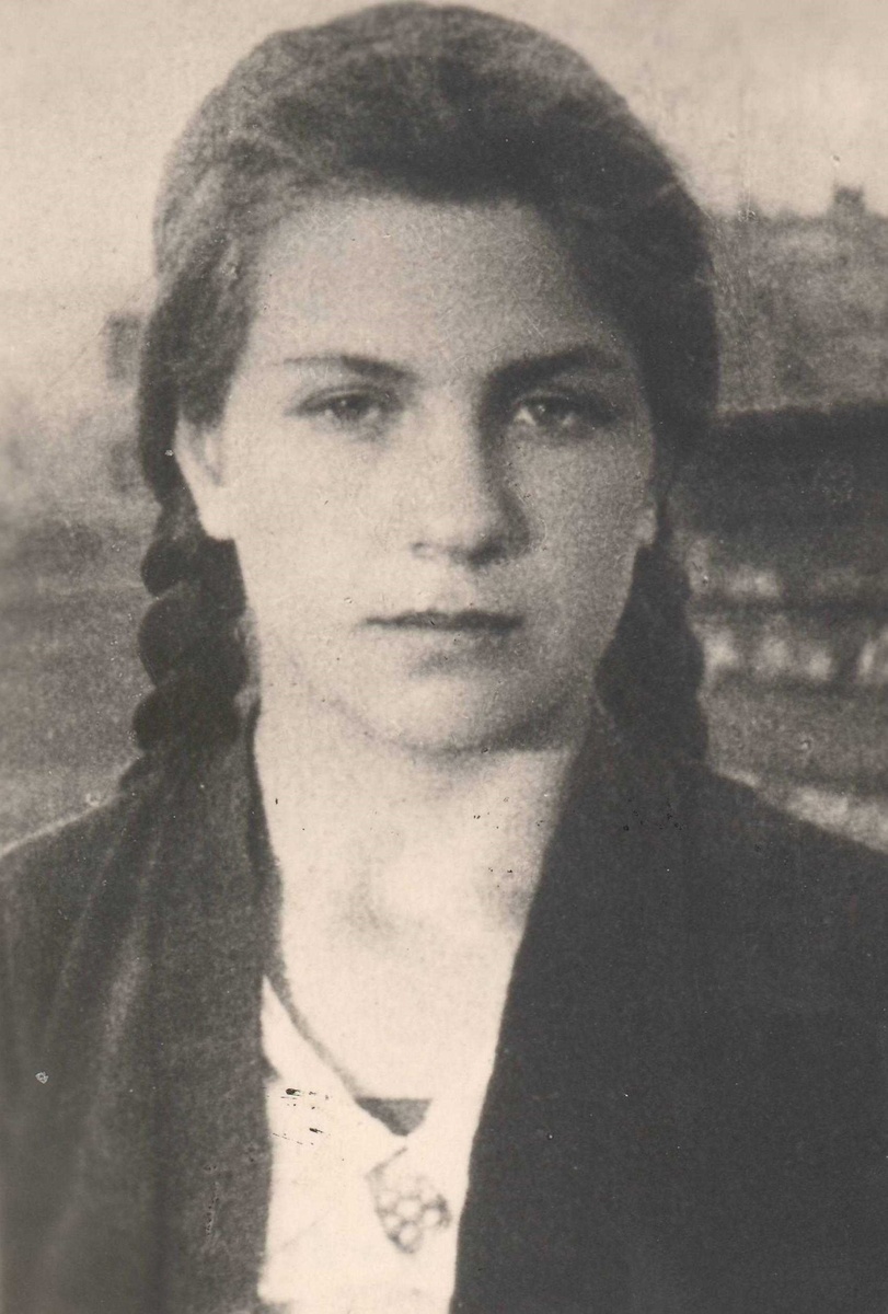 Борц Валерия Давыдовн а. Одна из самых юных участников подпольной организации «Молодая гвардия»- 15 лет. Находилась на краю гибели, но чудом спасалась.