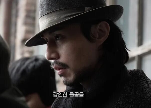 Если соскучились по усам Ли Дон Ука, то вот держите. Тут ещё и шляпа сидит лучше, чем на железной смерти