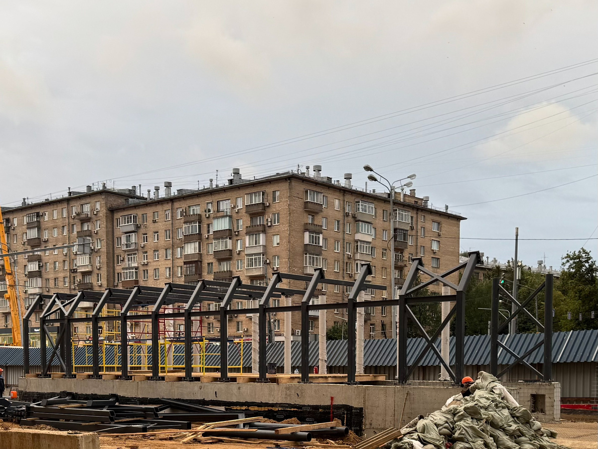 📷 1.1: Завершается монтаж несущих конструкций павильона над лестничным сходом.