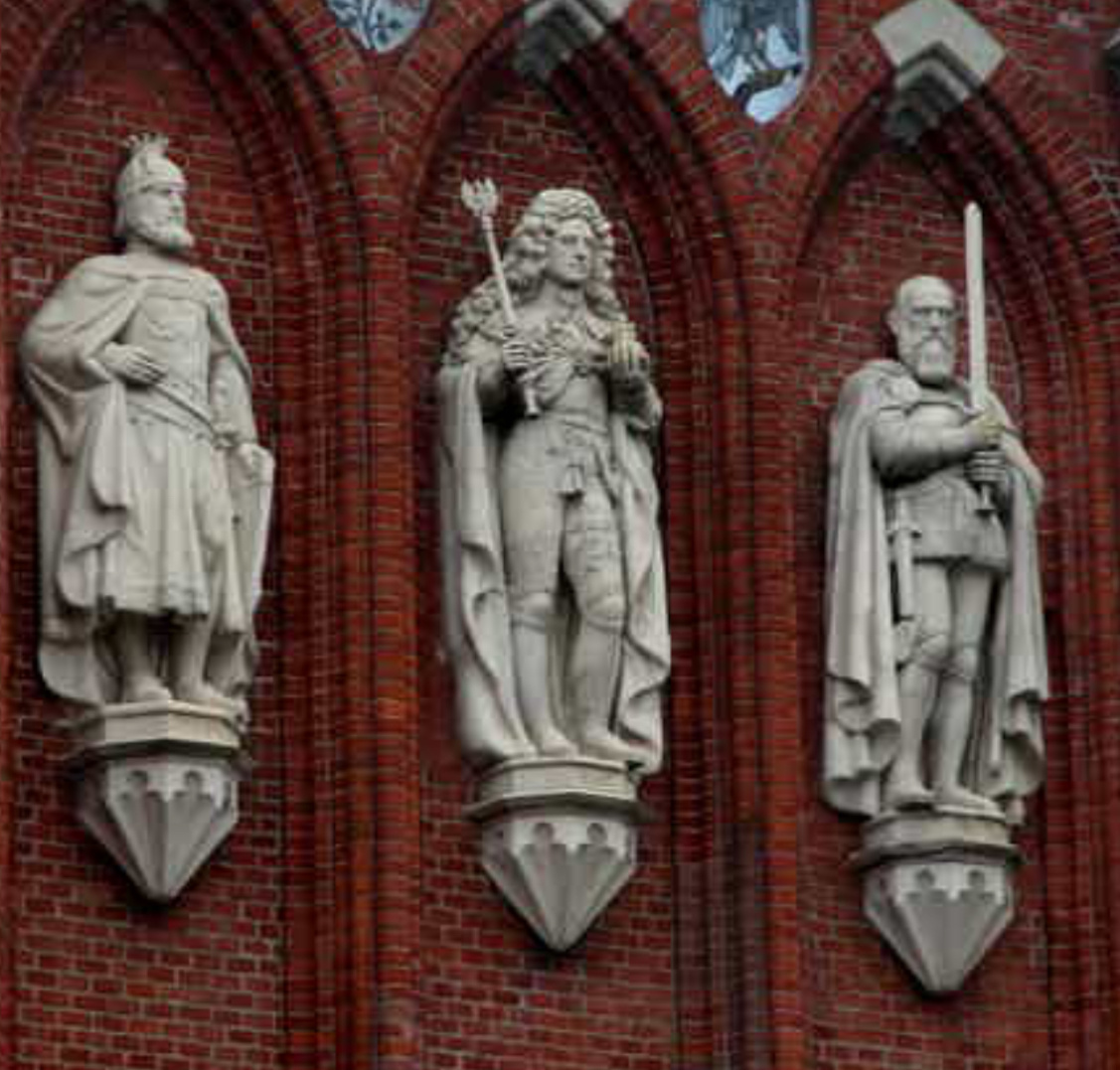 Пржемысл скромно стоит слева. Это единственное напоминание об этом короле в области.