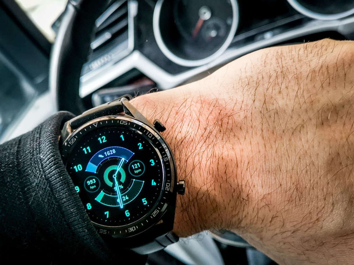 Источник изображения: freepik.com/free-photo/modern-black-watch-wrist-man-sitting-car_28363520.htm