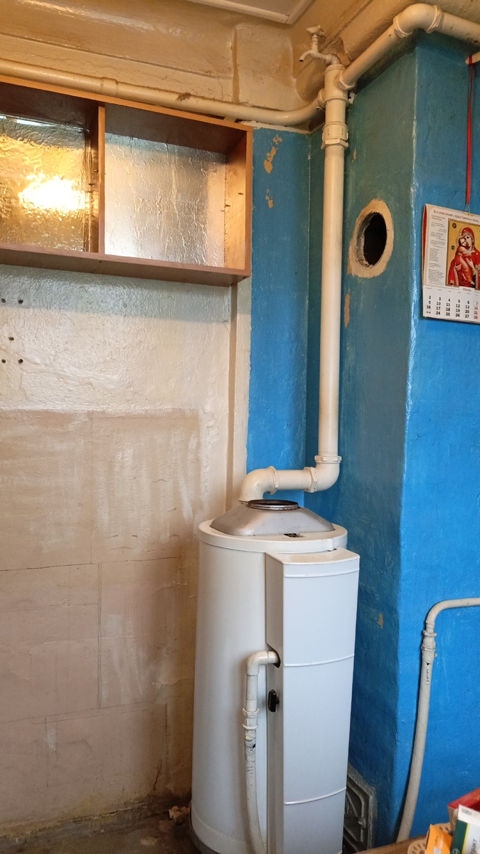 Все трубы еще на местах, только дымоход снят