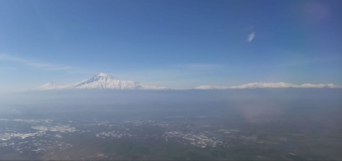 Для армян это было время тяжелейших испытаний, но и небывалого подъема национального самосознания. И Маро жила, душой повернувшись к Арарату, - мечтая о том дне, когда он вновь возвратится домой. 