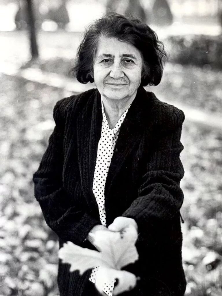 Но и своей «армянскости» с годами она не растеряла, даже напротив. Не зря Маро окончила аспирантуру при Армянской академии наук именно по фольклору – видимо, чувствовала, что именно там, в неведомых глубинах творчества народного, кроется философский камень, превращающий слово в Слово. Двадцать лет своей жизни она посвятила работе в Комитете по культурным связям с армянской диаспорой за рубежом, была одним из организаторов легендарного визита в СССР Уильяма Сарояна... Видимо, понимала, как важно поддерживать связи между теми, кто остался, и теми, кто уехал.