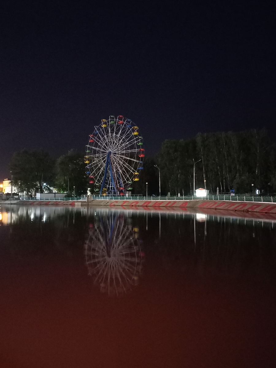 Наше колесо обозрения ночью