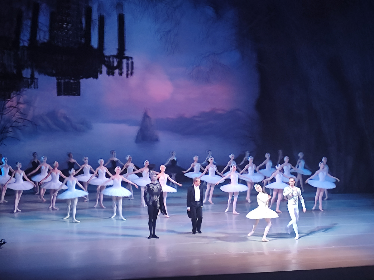 Поклоны по окончании постановки. Фото автора.