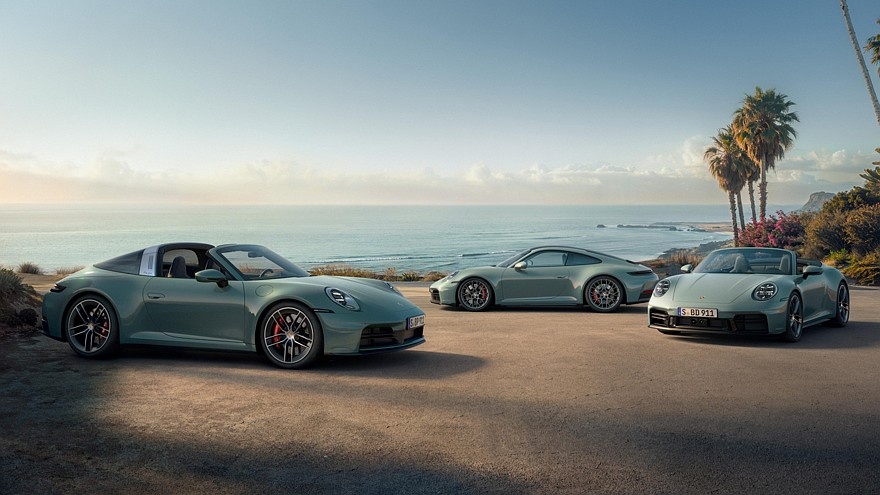    На фото: обновлённые тарга, купе и кабриолет Porsche 911 Carrera 4S