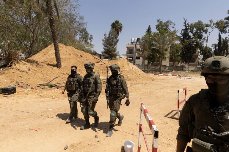 Израильские солдаты возле Хан-Юниса (Гетти)