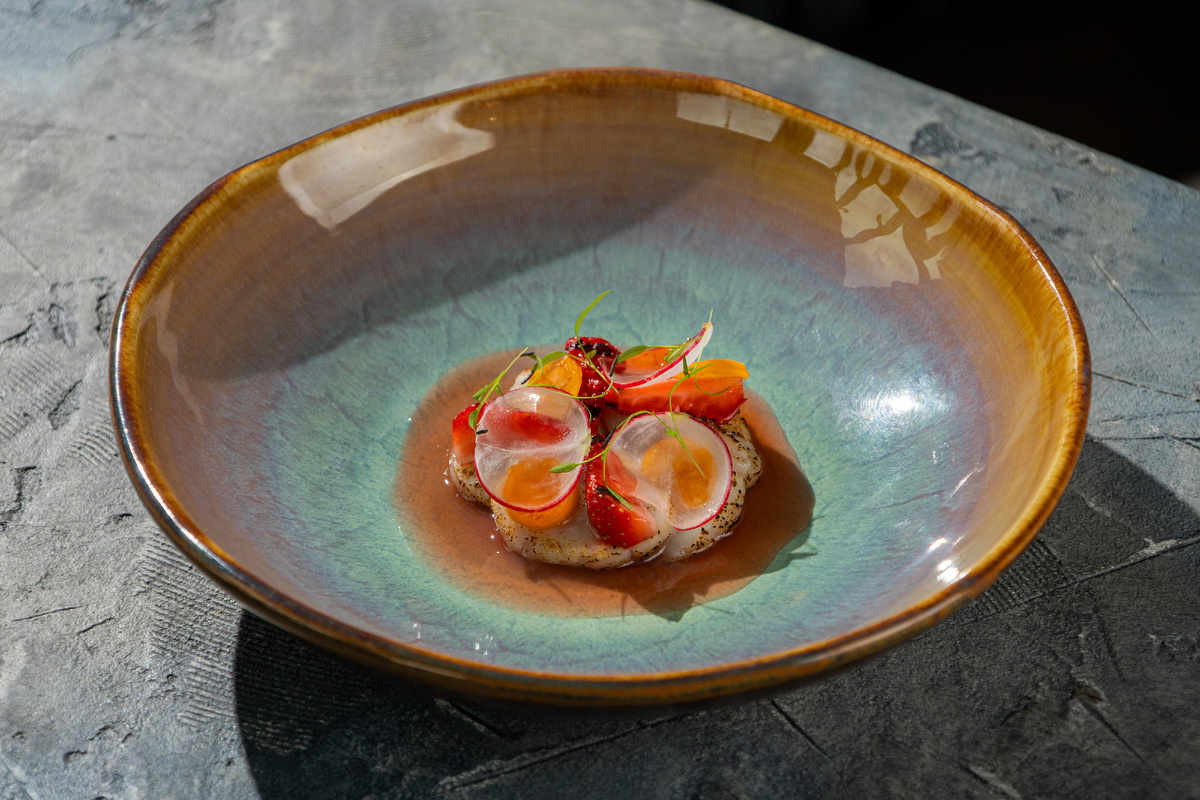 Татаки из сахалинского гребешка с клубникой и игристое - 2290 руб.