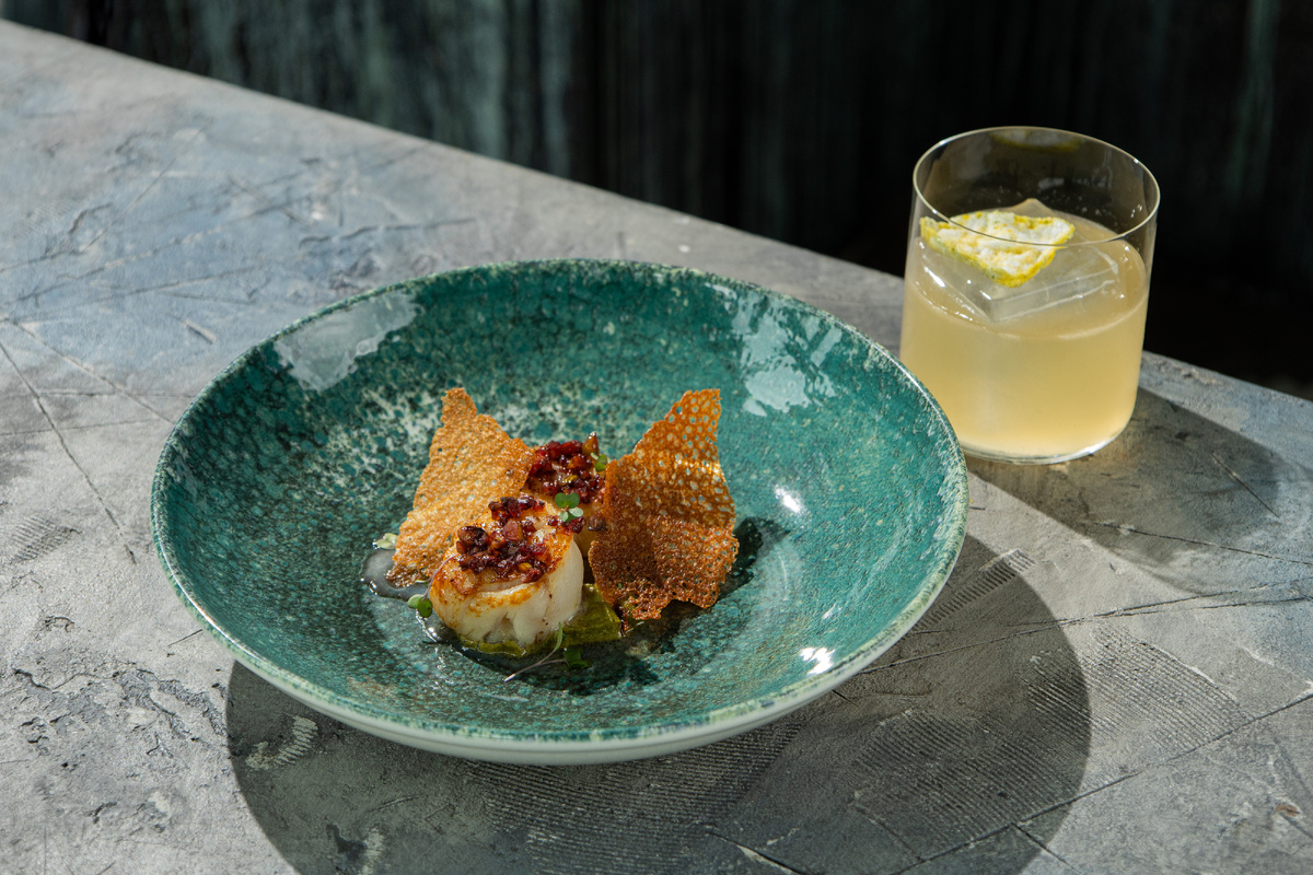 Обожженный гребешок с фисташкой, малиновым уксусом и чипсом из лука и коктейль на виски - 2290 руб.