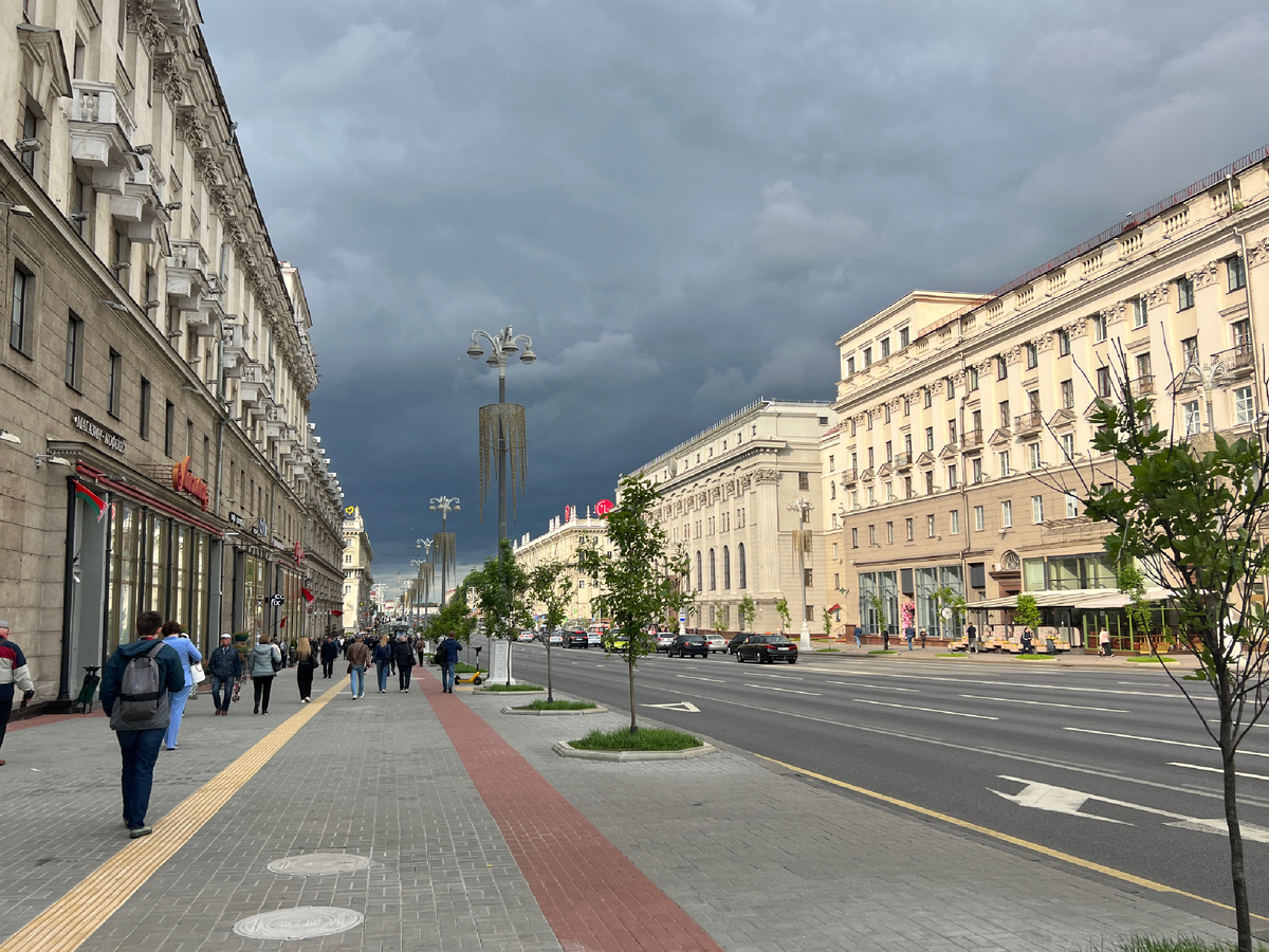 Проспект Независимости в Минске, магазин от фабрики слева