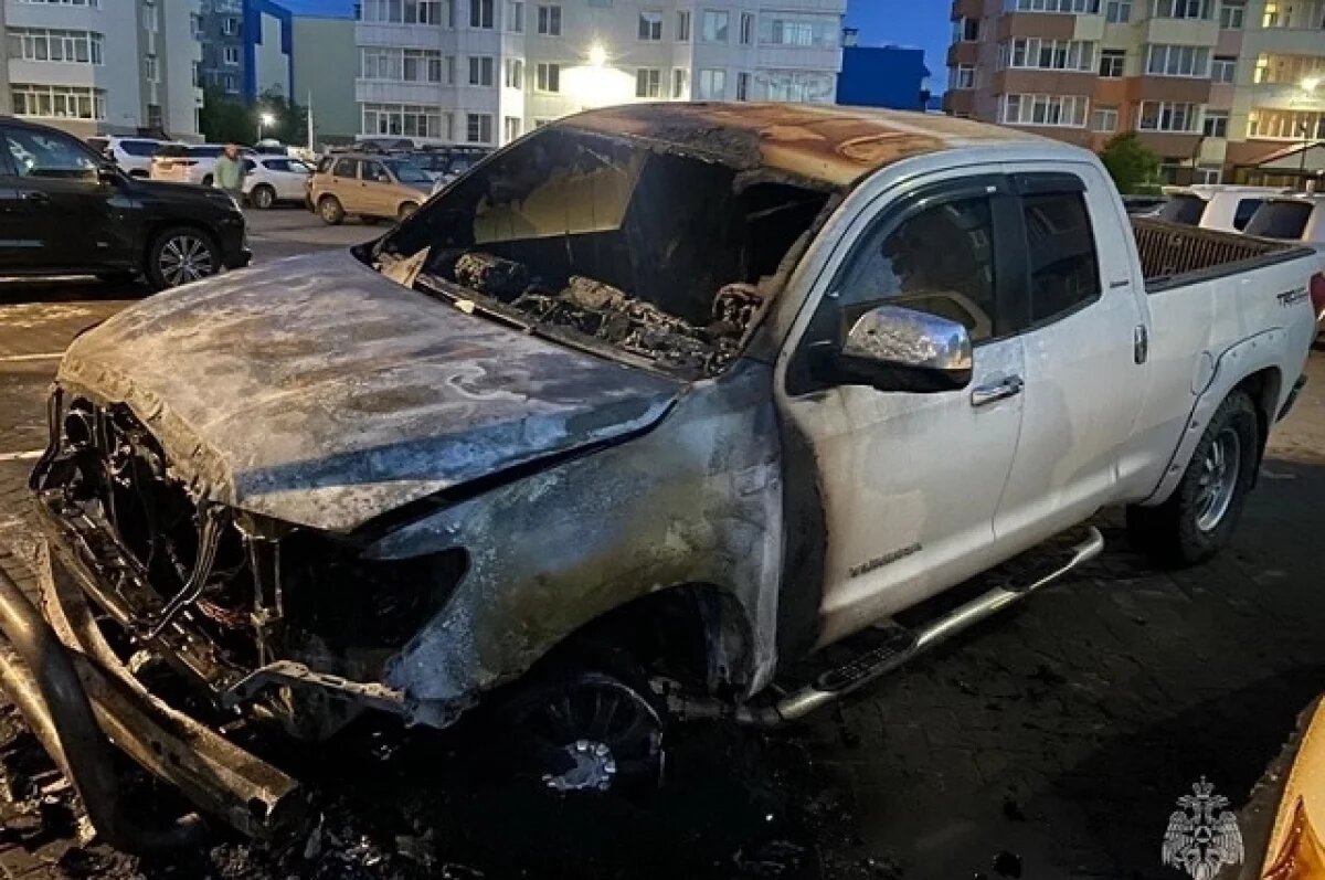    Поджигатели Toyota Tundra на Камчатке повредили стоящий рядом Nissan Safari