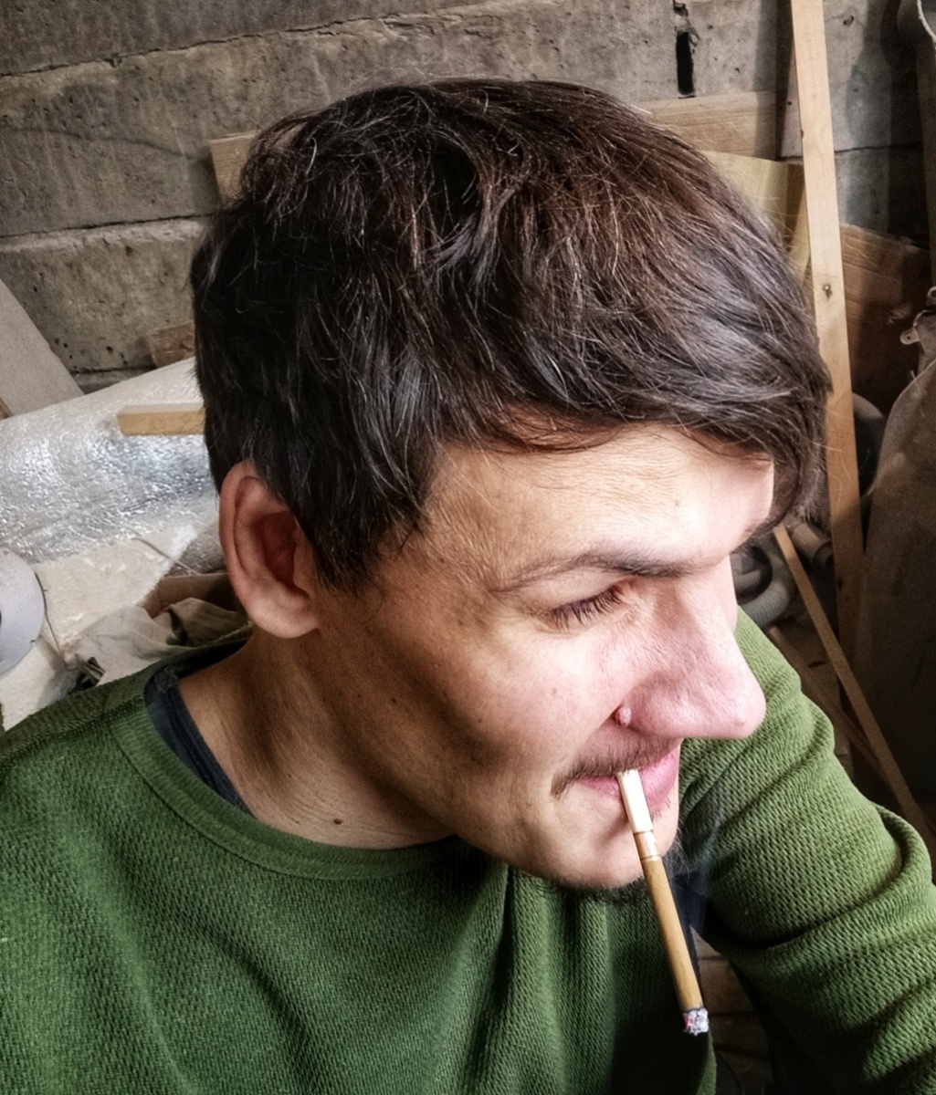 Единственная фотография где я с сигаретой. Других не нашёл. 