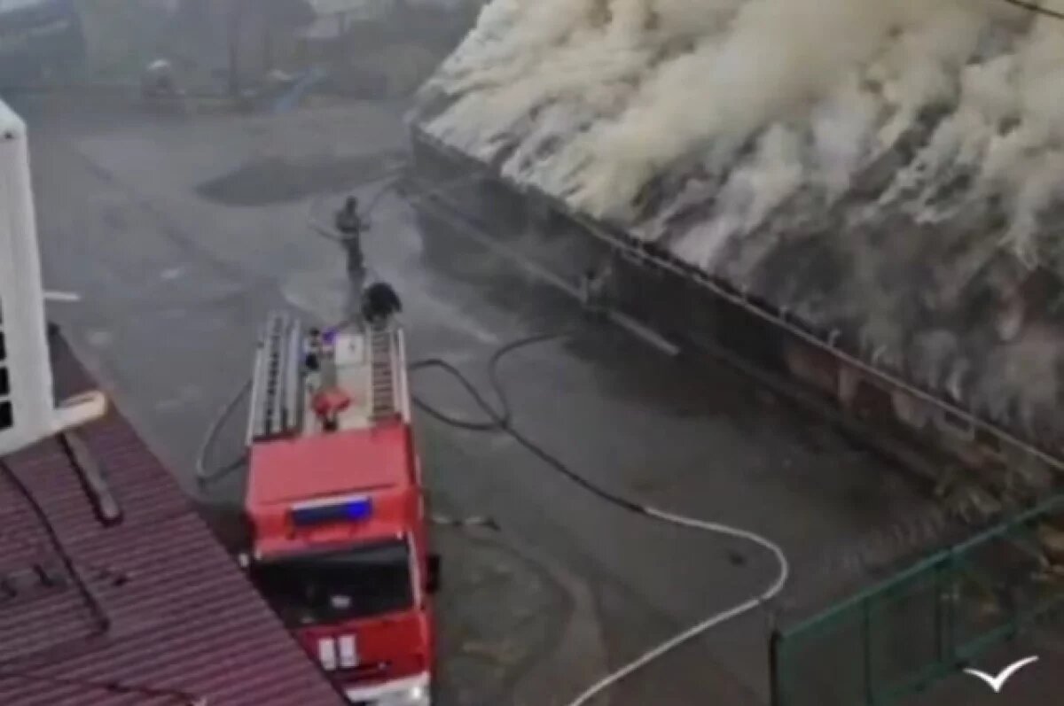    Спасатели потушили горящий склад на улице Снеговая во Владивостоке