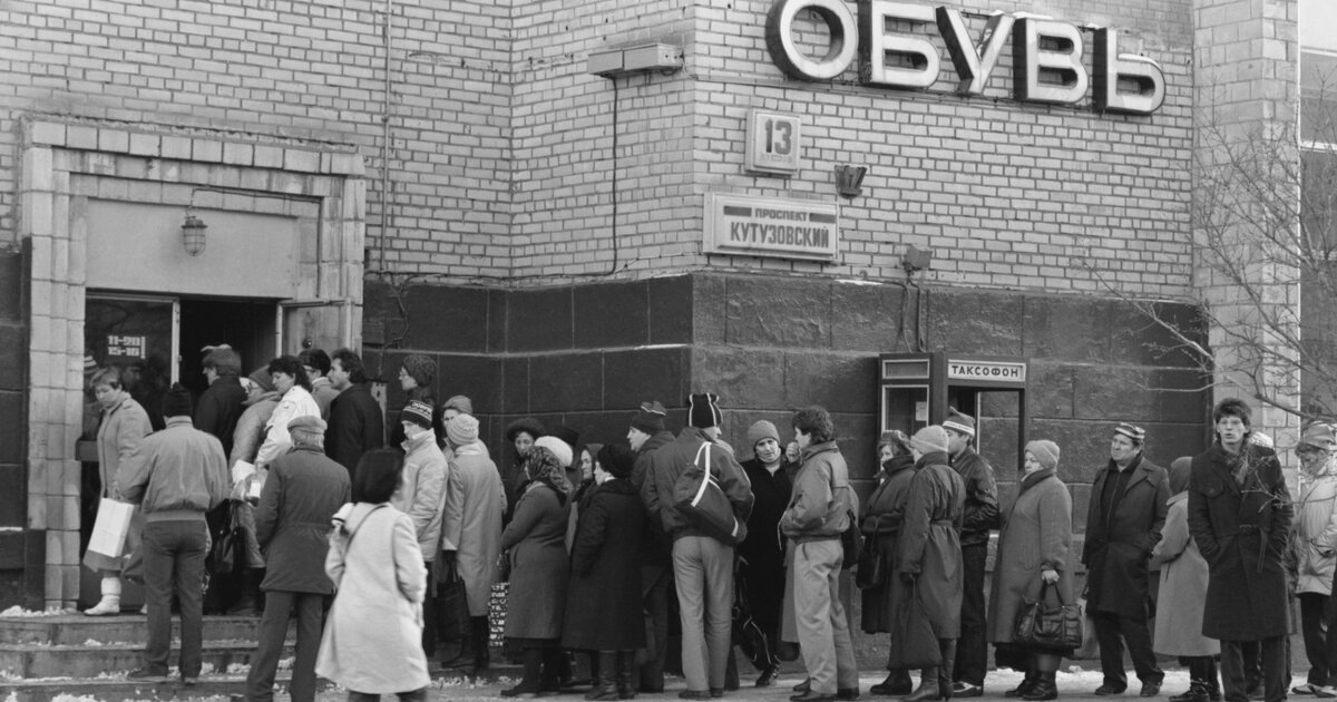 Обычная картина советских будней - люди терпеливо ожидают своей очереди за товарами первой необходимости